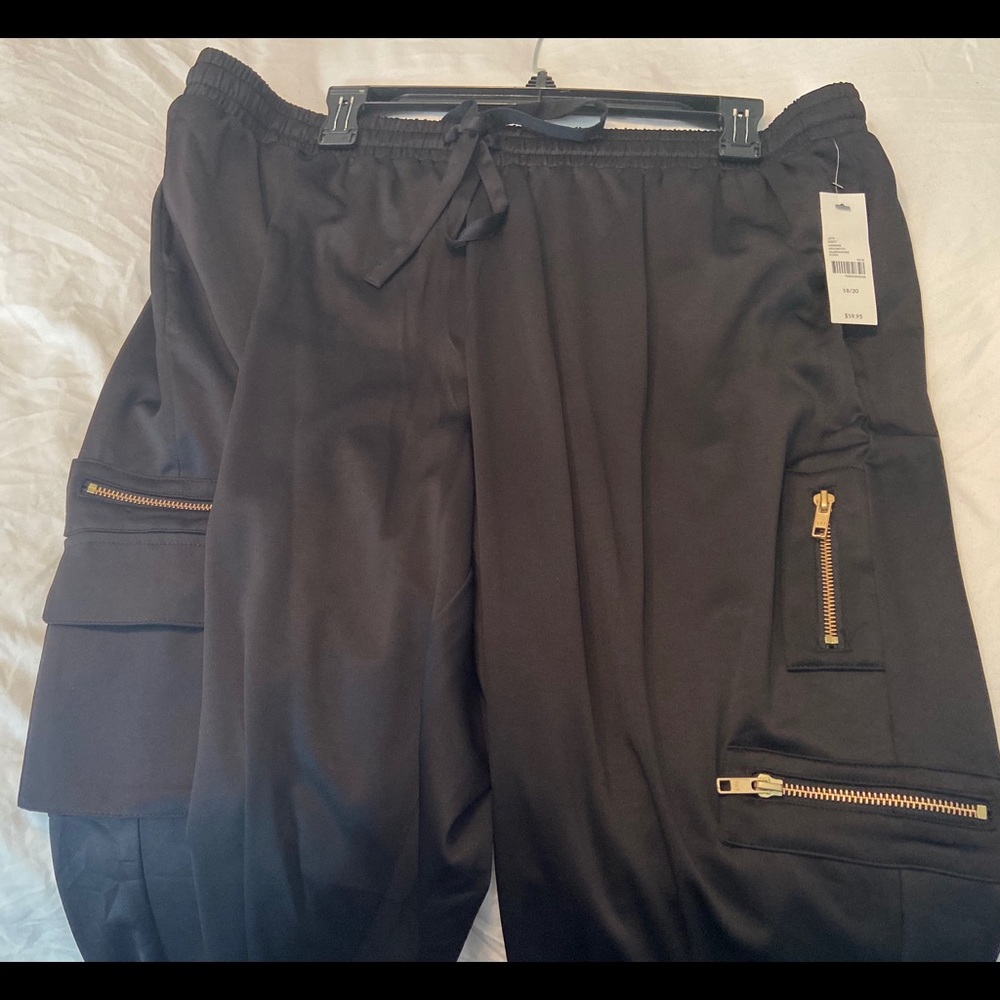 Black carpi pants with pockets & zippers